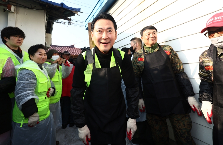 장동혁, 환경공무관 목소리 청취…거리 청소 봉사활동도