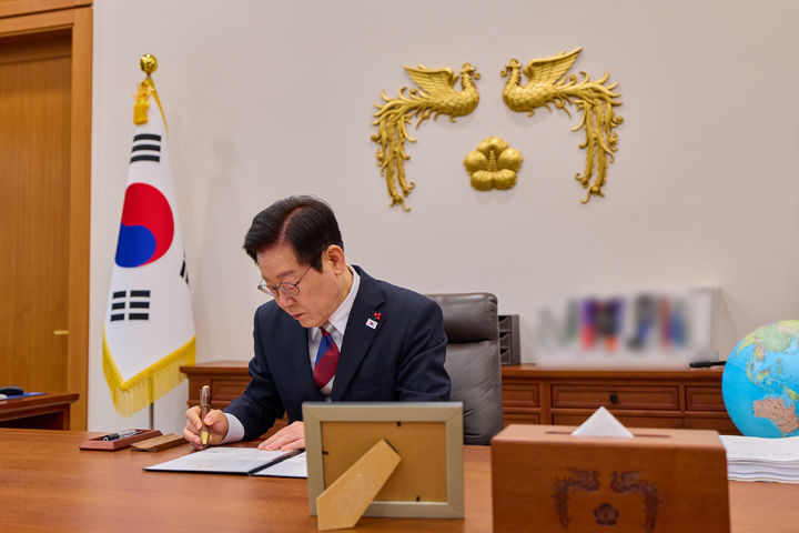 이재명 대통령, 청와대 복귀 첫 재가