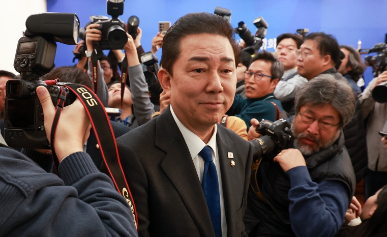 與김병기, 원내대표 사퇴…