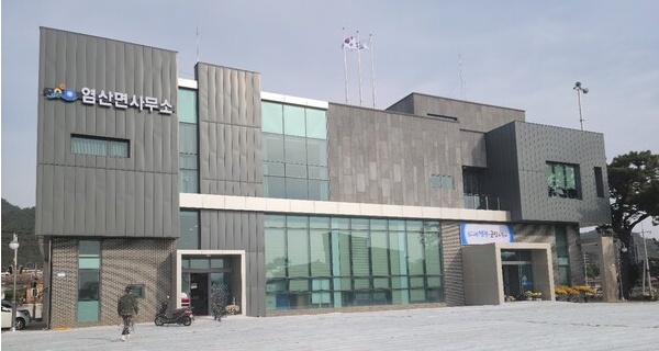 영광군 염산면장 민원인에게 고압적인 자세 논란