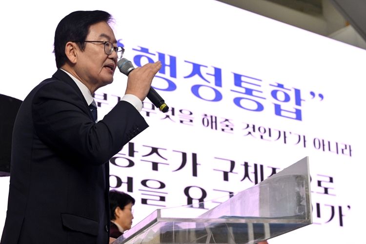 '광주시장 출마 염두' 문인 북구청장, 출판기념회 연기