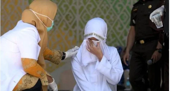 인니, 혼외 성관계로 남녀 '140대 태형'…여성은 기절