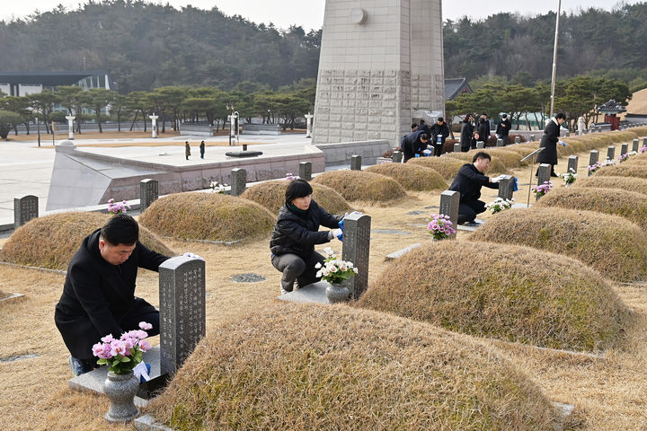 [광주소식]서구의회, 5·18 민주묘지 참배·환경 정화활동 등